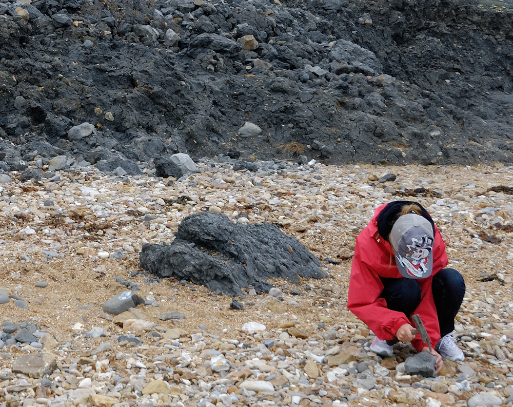 Weiter nach Charmouth (JurassicCoast), Nina bei der recht erfolgreichen Suche nach Fosilien.