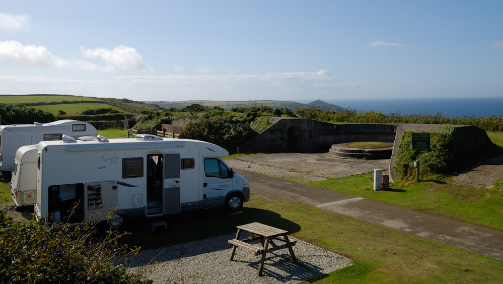 Weiter geht´s Richtung Cornwall, es beginnt stark zu regnen und extrem dichter Nebel kam auf, Ankunft am CP WhitsandBay westlich von Plymouth.Der CP ist ein ehem. Geschützstand, man steht quasi zwischen den Batterien. Am Abend hat sich das Wetter schlagartig gebessert.