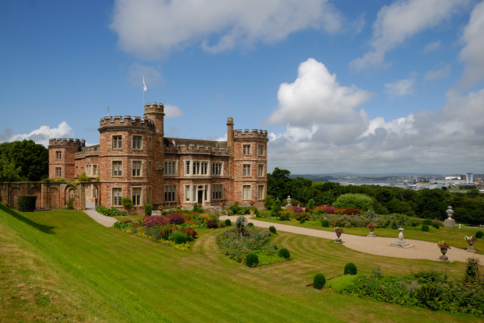 Mount Edgcumbe House, ein beliebter Drehort für viele Rosamunde Pilcher Filme, mit wunderschönen Blick auf Plymouth.