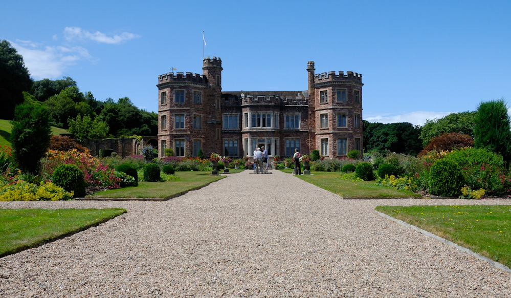 Auf einem Hügel, am Ufer des River Tamar, gegenüber der berühmten Seefahrerstadt Plymouth, liegt der alteherrschaftliche Landsitz Mount Edgcumbe. Der Park, welche durch seine Lage am Plymouth Sounds ( ... so wird die große Bucht, an der Plymouth liegt genannt ... ) von einem milden Klima begünstigt wird, zählt zu den ältesten landschaftlich gestalteten Cornwalls und besticht durch seine eindrucksvolle Weite und Großzügigkeit.