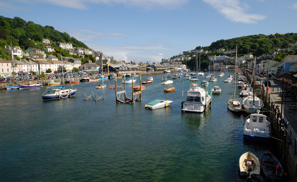 Nachmittags fahren wir weiter nach Looe, ein beliebter Fischer & Badeort, ziemlich überlaufen aber sehenswert, dort essen wir  leckere Fish´n Chips, die ersten im heurigen Urlaub.Looe ist ein kleines Fischerörtchen, das durch den Hafen in zwei Hälften geteilt wird: East und West Looe, die durch eine Brücke miteinander verbunden sind. East Looe ist der lebhaftere Teil der Ortschaft mit zahlreichen Geschäften, Restaurants und Souvenirläden. Hier befindet sich der "Banjo Pier", der die Hafeneinfahrt in den Gezeitenhafen von Looe schützt. Ein kleiner gepflegter Sandstrand schließt sich daran an. West Looe erstreckt sich entlang der Küste mit hübschen Wohnhäusern und einer schönen Uferpromenade mit Ausblick auf Looe Island. Am Ende der Promenade beginnt der Küstenpfad, der wunderbare Ausblicke auf die Küste Cornwalls bietet. Am Abend finden wir noch eine freie Parzelle im recht beliebten Tencreek HolidayPark, ganz in der Nähe von Looe.