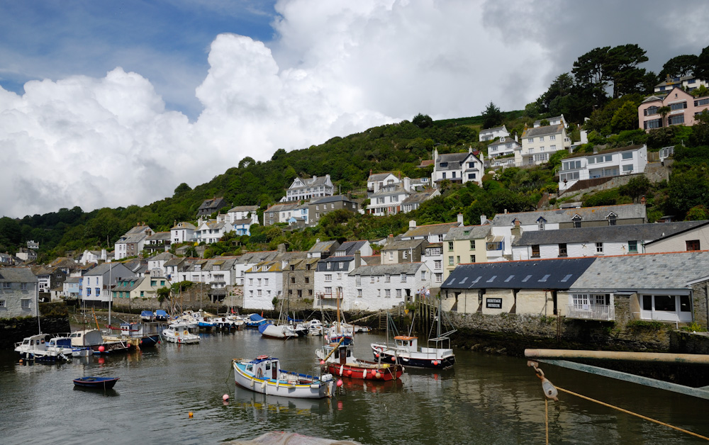 22.7.2010 In der Nacht hat es immer wieder einmal geregnet und auch am nächsten Morgen immer wieder ein Regenschauer. Wir fahren weiter nach Polperro, Der Ort liegt am Fluss Pol, 6 km westlich des bekannten Seebads Looe und 40 km westlich der Stadt Plymouth. Er hat einen malerischen Fischerhafen, der von dicht gedrängten Häusern umgeben ist.