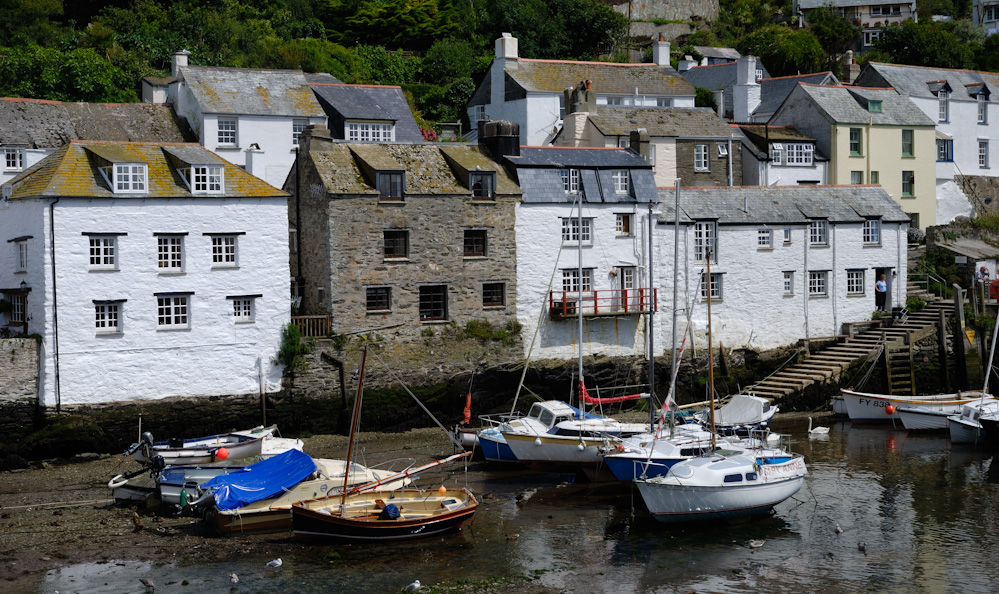 Polperro ist heute ein beliebtes Ausflugsziel im Sommer und lebt überwiegend vom Tourismus, wohingegen die traditionelle Fischerei  keine große wirtschaftliche Bedeutung mehr hat. Immerhin liegen auch heute noch zwölf kommerziell betriebene Fischerboote im Hafen.