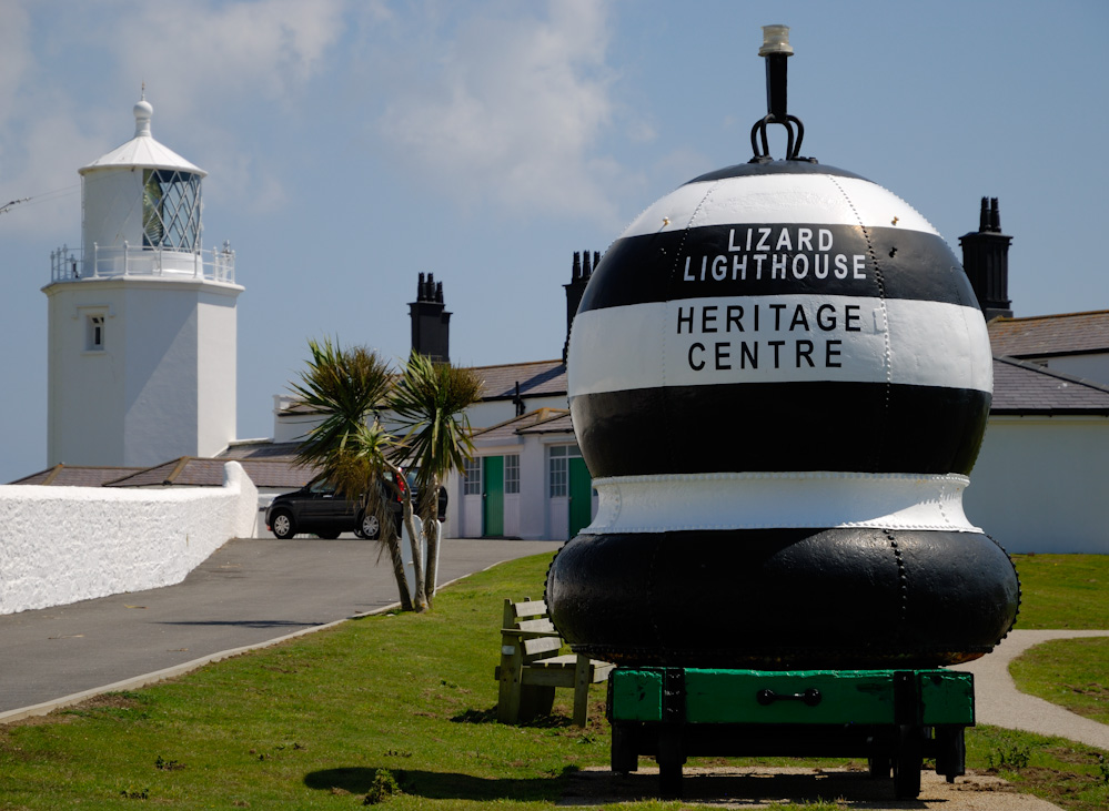Lizard Point, der südlichste Punkt Großbritanniens. Hier stehen zwei achteckige Leuchttürme  aus dem Jahr 1752, von denen heute nur noch einer in Betrieb ist. Über lange Zeit waren die Küsten von Lizard als Grab für Schiffe gefürchtet.