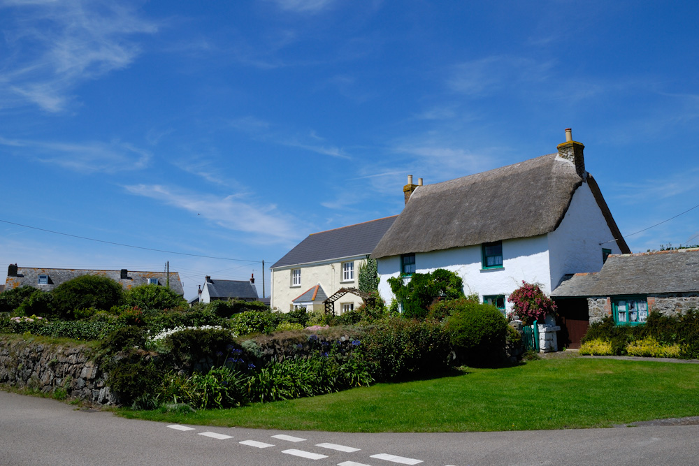 Auf den Weg zurück in die Ortschaft Lizard entdecken wir immer wieder gepflegte Gärten und reet-gedeckte Cottages.