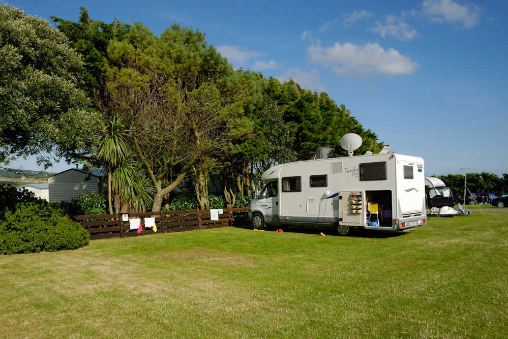 Weiter geht die Fahrt Richtung Pezance. Wir quartieren uns für 3 Tage im Kenneggy Cove Holiday Park ein, ein wunderschön gelegenener CP zwischen St. Michael Mount unt Port Leven. Der CP ist gut gesucht, es war nicht ganz einfach eine freie Parzelle für drei Tage zu bekommen.