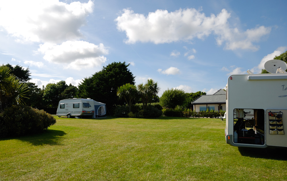 Kenneggy Cove Holiday Park. Nach den üblichen Tätigkeiten am WoMo und da meine Reisebegleiterinnen inzwischen in der wärmenden Nachmittagssonne eingenickt waren, schnappte ich die Kamera und erkundete die nähere Umgebung beim CP.