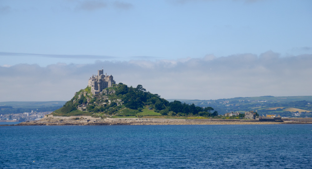 St. Michael’s Mount, Auf der Insel bzw. dem Berg befinden sich neben den Castle und einem subtropischen Garten noch einige weitere Häuser und Anlagen vor allem religiösen Charakters. Ebenso wie sein französisches Pendant ist St. Michael’s Mount lange Zeit eine Pilgerstätte gewesen und genießt in entsprechenden Kreisen religiös-kultische Verehrung.