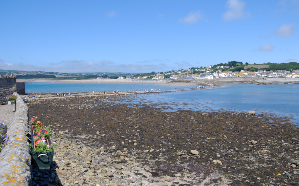 Der St. Michael’s Mount ist eine Gezeiteninsel 366 m vor dem Ort Marazion in Cornwall. Sie ist entweder mit einer Fähre oder, bei Niedrigwasser, über einen schmalen Damm zu erreichen. Hier ist schon mehr los, kein Wunder, es ist Sonntag und das Wetter ist schön! nach einer Stärkung im Restaurant am Fusse des St.Micheal´s Mount besichtigen wir das Castle. 2004 waren wir schoen einmal hier, aber erstmals ist fotografieren im Inneren des Castles erlaubt.