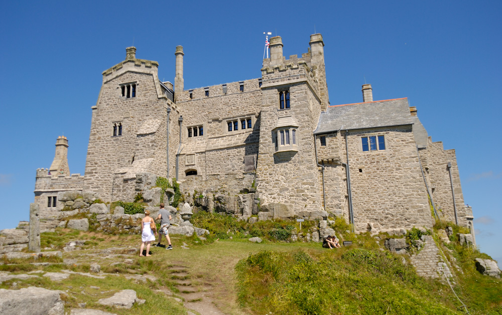 Die Sehenswürdigkeit ähnelt dem Mont-Saint-Michel im Norden Frankreichs, ist allerdings weniger bekannt. St. Michael’s Mount hat daher ein geringeres Tourismusaufkommen und damit auch nicht die entsprechenden Probleme seines „großen Bruders“.