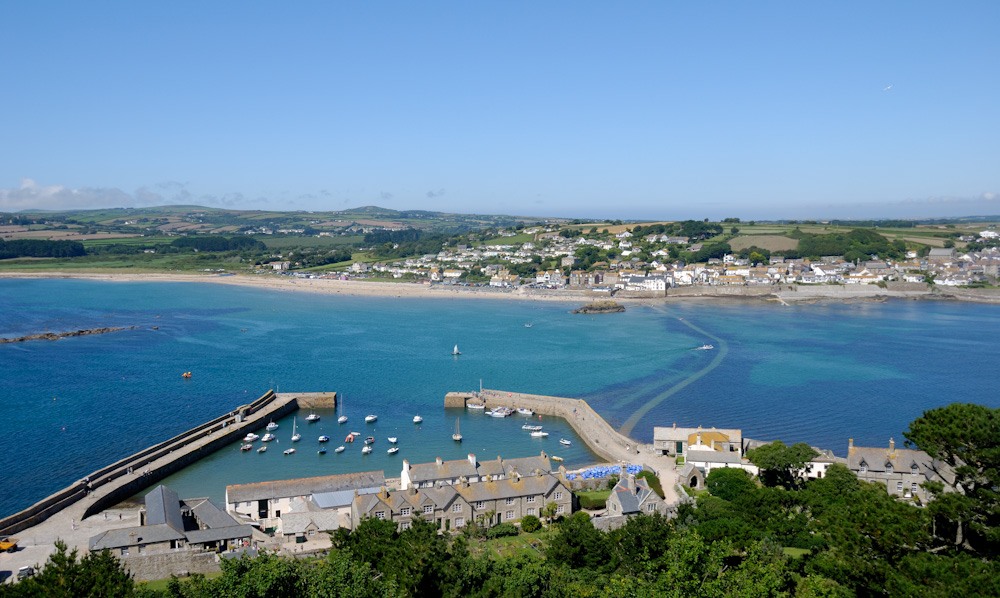 St. Michael’s Mount, Lord St. Levan, Nachkomme der St. Aubyns, der noch heute hier lebt, hat den Besitz 1964 dem National Trust vermacht. Ein kleiner Hafen besteht ebenfalls seit dem Spätmittelalter und dient heute zum Anlegen der Touristenfähren.