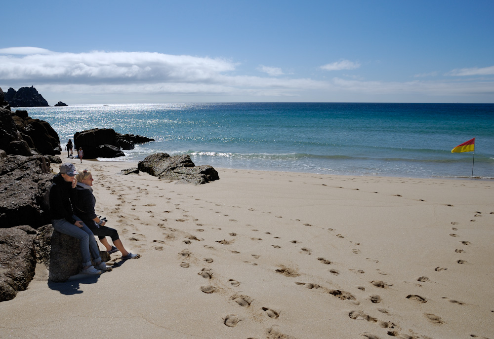 26.7.2010 Nach dem Frühstück machen wir uns auf den Weg nach Porthcurno, ein wunderschöner weisser Sandstrand. Pünktlich beim Eintreffen in Porthcurno reisst die Nebeldecke auf, es wird sonnig & warm. Noch ist wenig los aber das ändert sich bald, gegen Mittag ist der Strand gut besucht.