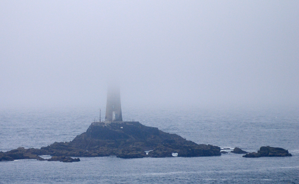 Binnen Minuten ist der Nebel zurück. Dieses Problem hatten auch viele Schiffe, Fracks sind hier überall in den Klippen zu finden.