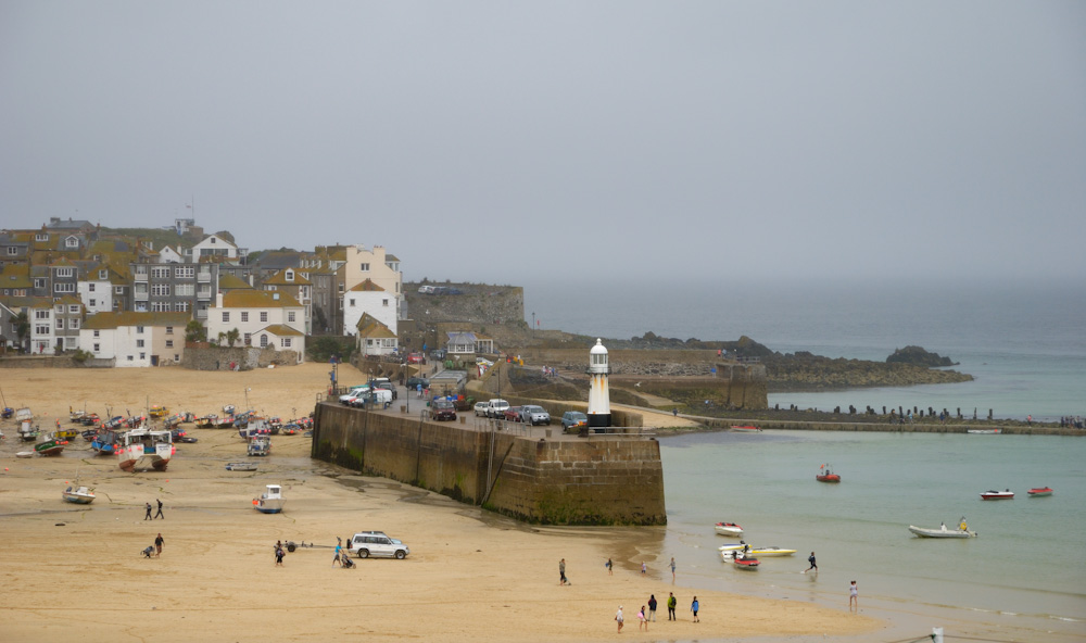 27.7.2010 Als ich nach einer ruhigen Nacht am Morgen beim Fenster hinaus blicke - Starker Nebel und Nieselregen, wir beschliessen liegen zu bleiben! Mittags fahren wir mit dem Bus nach St.Ives, die gleiche Idee müssen tausende andere Urlauber auch gehabt haben, die Stadt platzt aus allen Nähten.