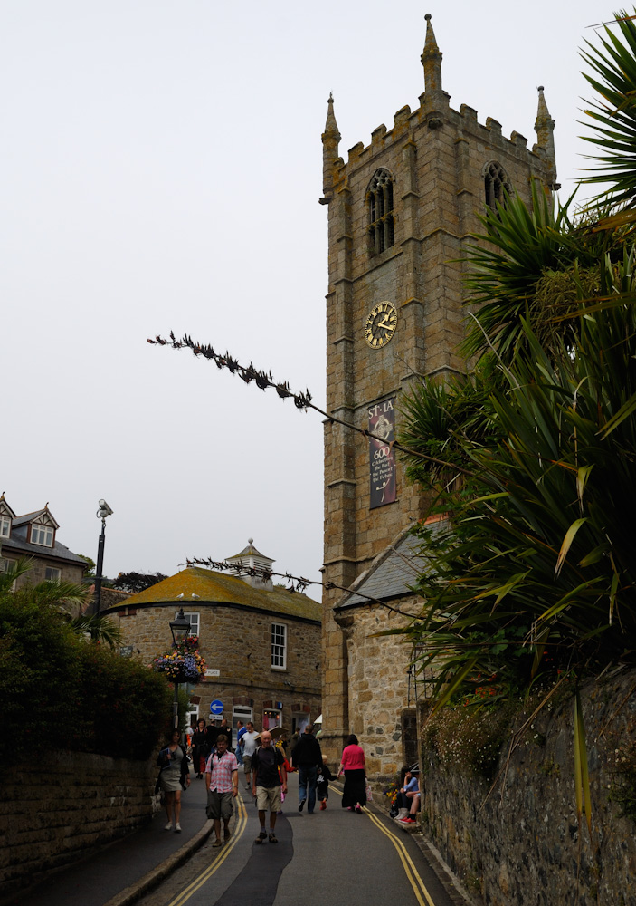 St Ives  ist eine Stadt im District Penwith der Grafschaft Cornwall in England und zählt 11000 Einwohner. Der Name leitet sich von der kornischen Heiligen Ia ab. St Ives ist als beliebter Ferienort und Künstlerkolonie bekannt und Drehort mehrerer Rosamunde Pilcher Episoden.