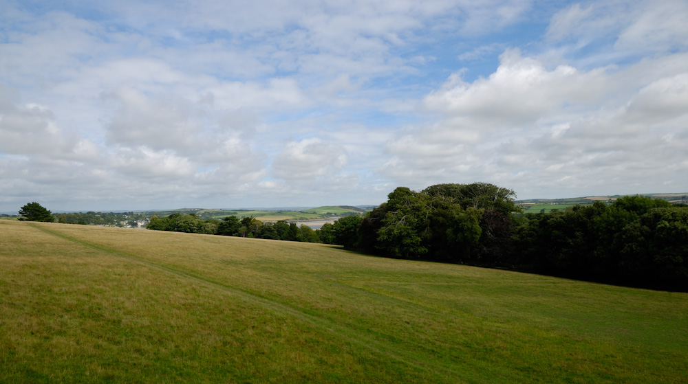 Prideaux Place wird von schönen Gärten und einem Wildpark  umgeben. Es heißt, wenn das Wild hier einmal aussterben sollte, würde es die Prideaux-Familie auch. Kein Wunder, dass das Wild gehegt und gepflegt wird. Am Nachmittag checken wir im Laurens Holidaypark (bei Wadebridge) ein. Ein sehr freundliches Warden-Ehepaar teilte uns eine schöne Parzelle zu, unsere letzte in Cornwall, Morgen verlassen wir Cornwall Richtung London.