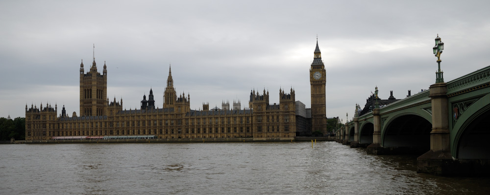 29.7.2010 Heute gehts also in Richtung London. Wir kommen gut voran, der Verkehr hält sich in überschaubaren Grenzen (auch auf der M25) und so können wir um 15:45 Uhr nach ca. 420 Km Fahrt am CP Alderstead Heath bei Redhill (Süden Londons) einchecken. Ein sehr schöner Platz mit freundlicher Stuff. Eigentlich wollten wir zum CP Crystal Palace, doch telefonisch wurde uns bestätigt, dass der Platz voll ist und uns Alderstead Heath als Ersatz genannt. Ein grosser, ruhiger, schöner Platz mit guter Anbindung (Bus / Zug) in die City. Morgen kann es los gehen... 2004 haben wir schon einmal London für 3 Tage besichtigt, doch bei weitem nicht alles gesehen. Das wollen wir jetzt nachholen.