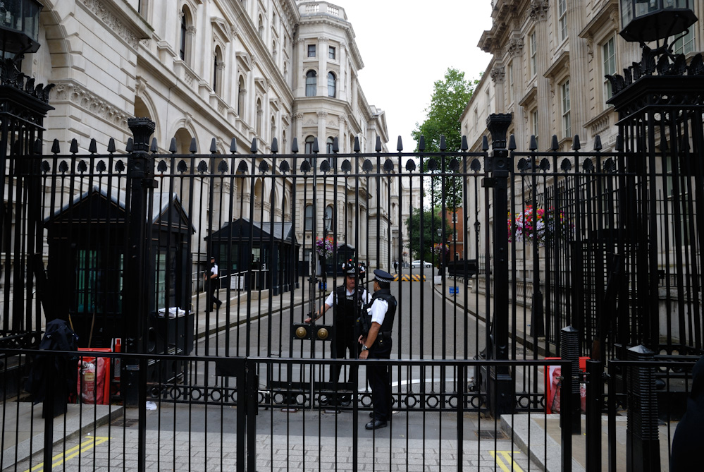 Downing Street 10 ist die offizielle Residenz des Premierministers des Vereinigten Königreichs. Im Jahr 1991 haben IRA-Terroristen versucht, einen Anschlag auf Downing Street 10 zu verüben. Seitdem wurden die Sicherheitsmaßnahmen, wie man sieht, erheblich verschärft.