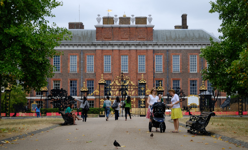 Kensington Palace. Prinzessin Victoria  wurde 1819 im Kensington-Palast geboren. Im Juni 1837 ereignete sich wieder ein geschichtsträchtiges Ereignis im Palast: Victoria, die damalige Bewohnerin, erwachte als neue Königin Großbritanniens. Daraufhin zog sie sofort in den Buckingham Palast um. Derzeit bewohnen lediglich der Herzog und die Herzogin von Kent Teile des Palastes. Von 1981 bis zu ihrem Tode 1997 residierte dort desgleichen Diana, Princess of Wales.