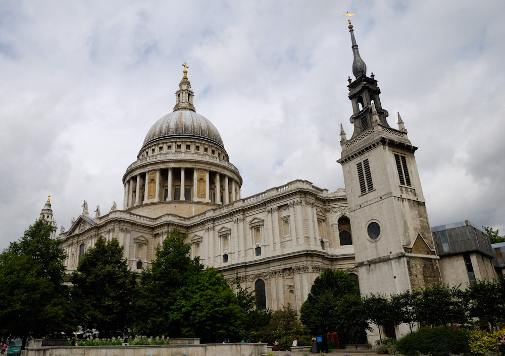 Saint Paul’s Cathedral, Sie liegt im Stadtbezirk City of London etwa 300 m nördlich der Themse und ist Sitz der Diözese von London der Anglikanischen Kirche. Die St.-Pauls-Kathedrale gehört zu den größten Kathedralen der Welt, neben der Westminster Abbey  gilt sie außerdem als die bekannteste Kirche der britischen Hauptstadt. Bei dem heutigen Gebäude handelt es sich um einen Neubau, der nach 1666 anstelle der im Großen Brand von London zerstörten alten St.-Pauls-Kathedrale errichtet wurde.