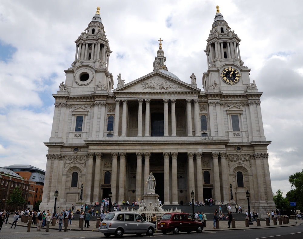 Die St.Pauls-Kathedrale ist häufig ein Schauplatz wichtiger staatlicher Zeremonien und öffentlicher Ereignisse: vom Staatsbegräbnis 1806 für Lord Nelson bis zu den Feierlichkeiten des goldenen Kronjubiläums 2002 von Königin Elizabeth II.; 1981 wurden Lady Diana und Prince Charles  in der Kathedrale getraut. In der Krypta der Kathedrale sind zahlreiche berühmte Briten beigesetzt oder durch ein Denkmal verewigt.