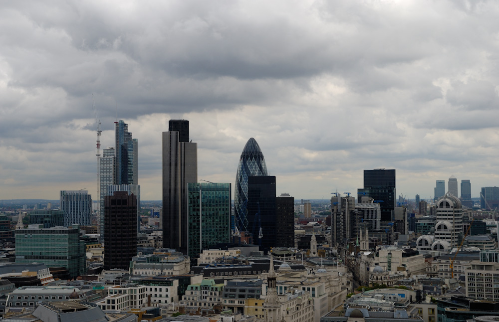 Nach 530 Stufen sind wir auf der Golden Gallery in 85 Meter Höhe angelangt. Von dort hat man einen traumhaften Blick auf das Bankenviertel von London. Der "Tower 42" mit 183 Meter Höhe und die moderne Glasfassade des "30St. Mary Axe" mit 180 Meter Höhe domonieren die Skyline in Richtung Nordosten.