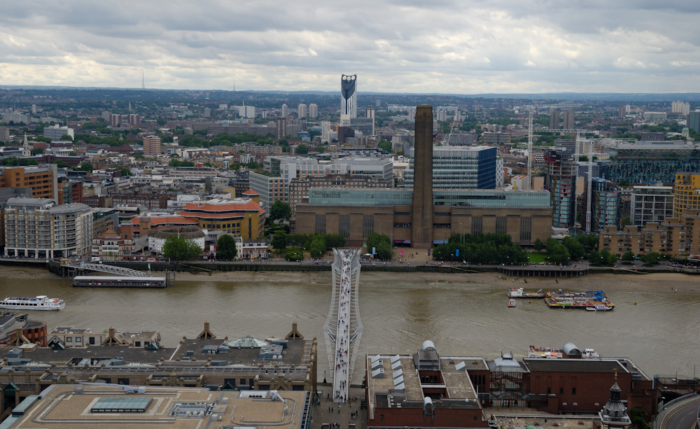 Die Millennium Bridge und dahinter dieTate Gallery of Modern Art Stadtteil Southwark.