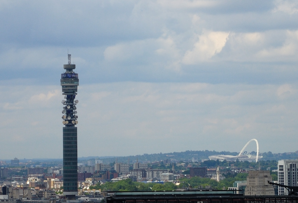 Hinten rechts kann man das Wembley Stadion erkennen. Seit seinem Neubau (2003–2007) fasst das Stadion 90.000 Zuschauer und verfügt über einen charakteristischen 133 m hohen Bogen. Das Stadion ist nach dem Camp Nou in Barcelona das zweitgrößte Stadion Europas.