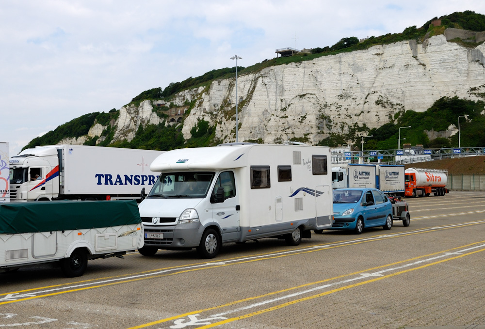 2.8.2010 Um 9:45 Uhr brachen wir auf nach Dover zur Fähre wo wir schliesslich um 11:20 Uhr ankamen und sofort eincheckten auf die 12:30 Uhr - Seafrance. In Calais angekommen ging es flott weiter Richtung Luxembourg.  Ankunft am Stellplatz im Hafen Schwebsange um 20:00 Uhr. Dort verbrachten wir eine letzte ruhige Nacht im WoMo bevor wir am nächsten Tag die Schlussetappe in Angriff nahmen. Auch die letzten 615 Km verliefen problemlos, um ca 17:00 Uhr wurde das WoMo zuhause abgestellt. Wieder war eine tolle Reise viel zu schnell vorbei. Wir haben uns nach mehreren Aufenthalten in England einfach in das Land verliebt und werden sicher wieder kommen, denn wie heisst es ja: Nach dem Urlaub ist vor dem Urlaub!  ;-)