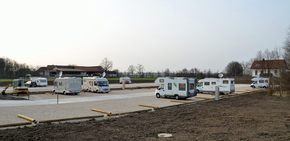 Der neue Wohnmobilstellplatz direkt vor der Therme Erding. Noch nicht ganz fertig.