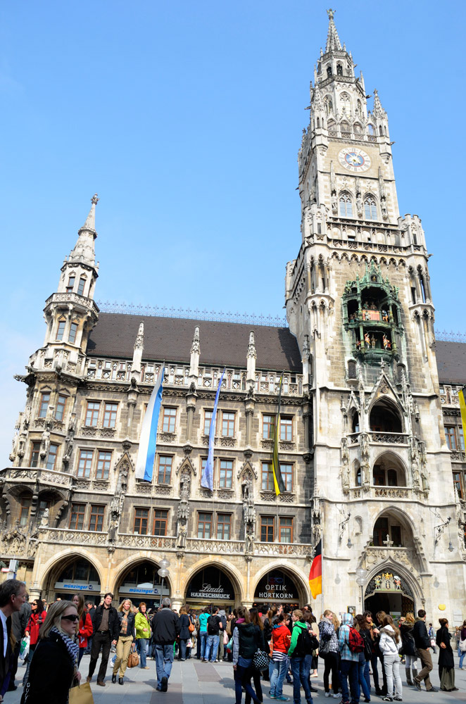 Ausflug mit der S-Bahn nach München, das Rathaus am Marienplatz.