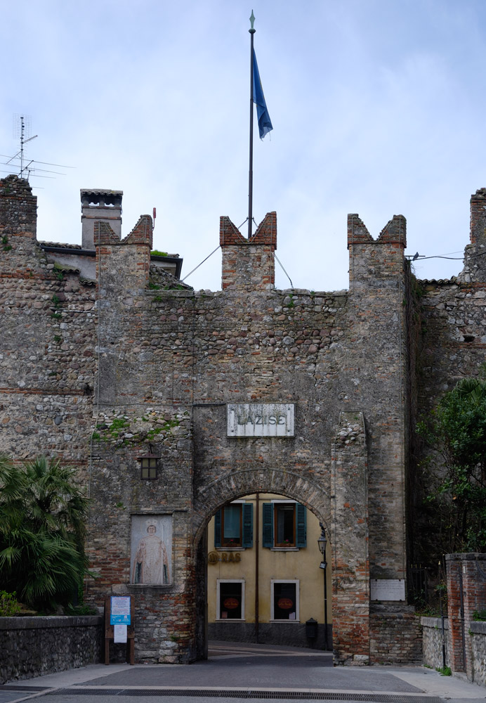 02.04.2010, Karfreitag, wir besichtigten die Altstadt von Lazise, das Stadttor.