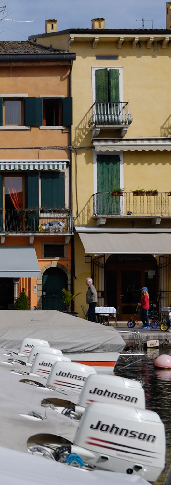 Lazise, im Hafen, noch ruht der Bootsverleih.