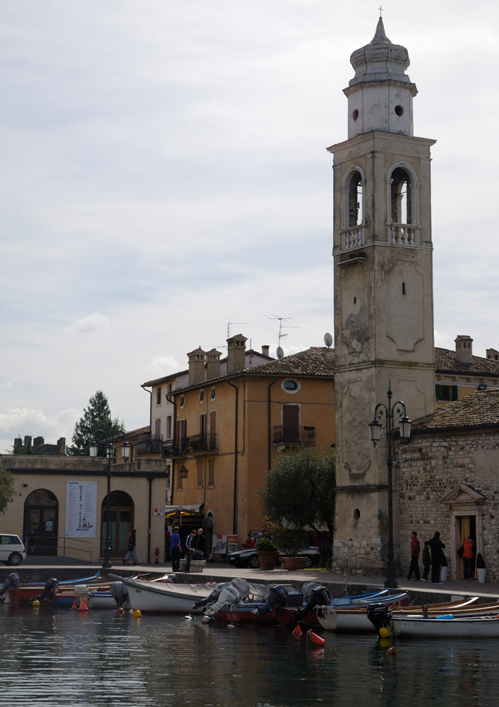 Lazise, im Hafen, Kirche S.Nicolo