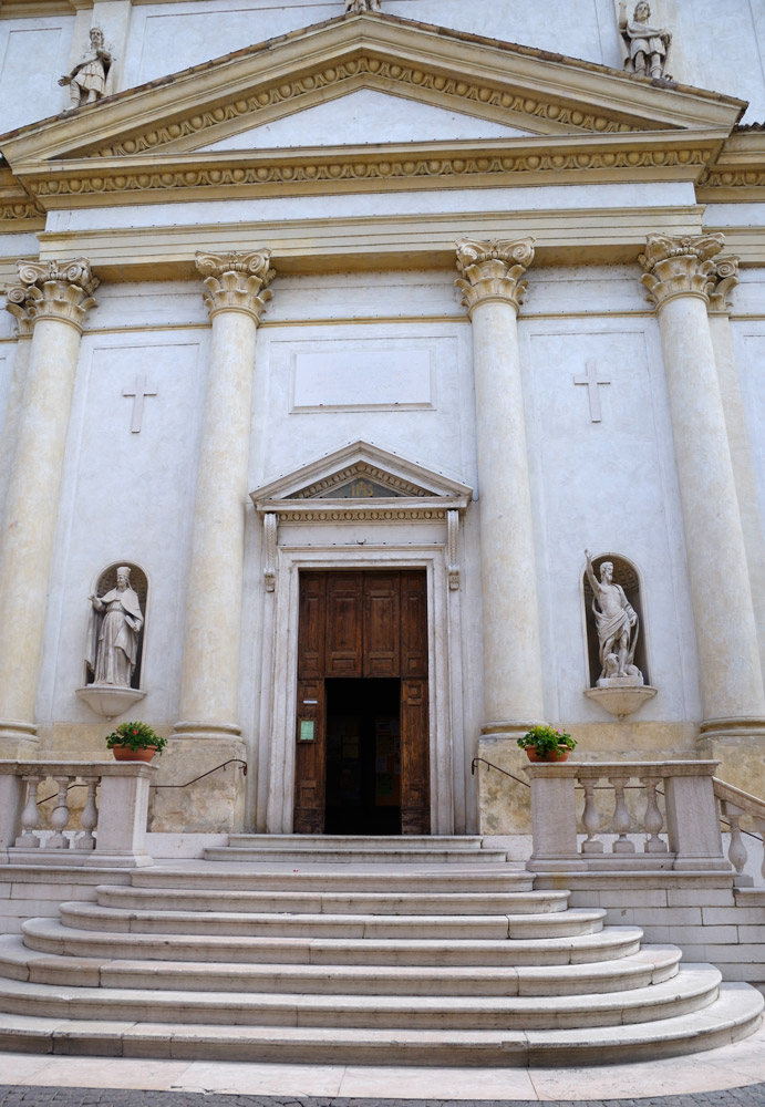 Lazise, Kirche St.Zenone.E.Martino, Diese wurde im 12. Jahrhunderts von den am Hafen lebenden Einwohnern errichtet und Sankt Nikolaus von Bari, der im Mittelalter als Patron der Schulen und Seefahrer galt, geweiht. Im Laufe der Zeit wurde die Kirche jedoch als Lager, Kaserne, Wohnstätte sowie Lichtspieltheater eingesetzt. Als Kultstätte wird sie wieder seit dem Jahre 1953 verwendet. Zudem dient die Kirche als Gedenkstätte für Kriegsgefallene. Auf der äußeren Nordwand erinnert eine Freske aus dem 14. Jahrhundert der Madonna mit Kind auf dem Thron.