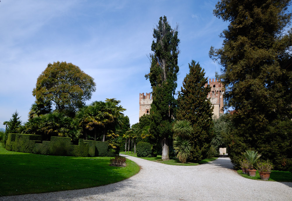 Lazise, der Garten der Scaliger-Burg.