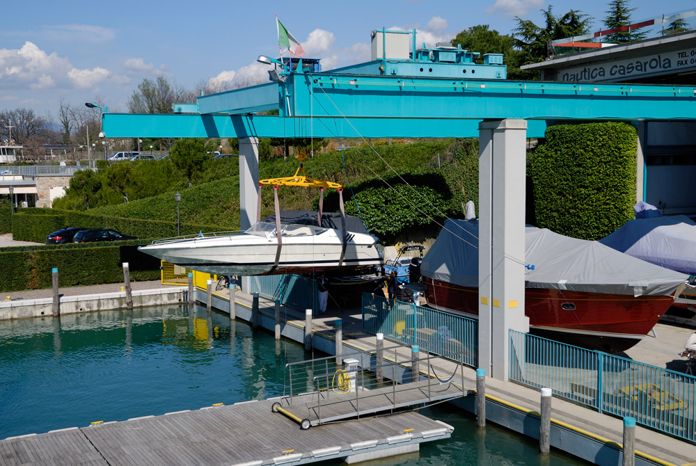 Vorbei an der Marina in Pacengo, der Winter ist vorbei und die Boote und Jachten werden ausgewintert...