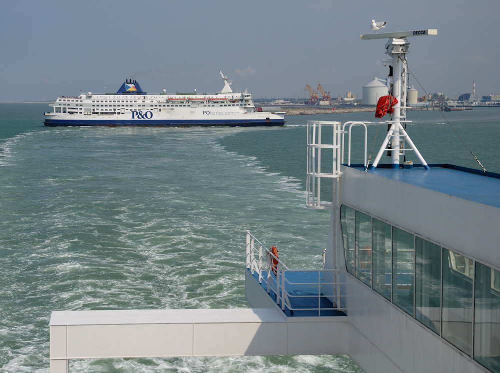 8.8.09 In Luxemburg wurde noch vollgetankt und weiter ging die Fahrt nach Calais zur Fähre. Auf der Fahrt dorthin wurde durch Steinschlag unsere Windschutzscheibe beschädigt, es entstand ein ca. 15 cm langer Riss, welcher in den folgenden Tagen noch ein paar cm grösser wurde, aber vorweg-, die Scheibe hielt bis nach Hause und wurde dann getauscht, - Glück gehabt!.