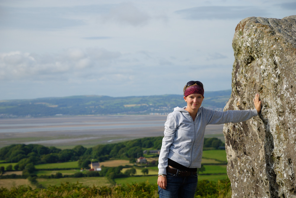 Nach der Besichtigung ging am Nachmittag die Fahrt weiter nach Wales zur Irlandfähre nach Fishguard. Einen Zwischenstop legten wir am Arthur´s Stone in Südwales ein. Ein weiterer geschichtsträchtiger Ort aus der Arthurs-Sage, in diesen Felsen soll einst Excalibur, das Schwert Arthurs, gesteckt sein.