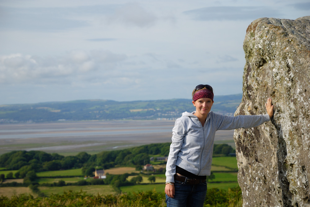 Nach der Besichtigung ging am Nachmittag die Fahrt weiter nach Wales zur Irlandfähre nach Fishguard. Einen Zwischenstop legten wir am Arthur´s Stone in Südwales ein. Ein weiterer geschichtsträchtiger Ort aus der Arthurs-Sage, in diesen Felsen soll einst Excalibur, das Schwert Arthurs, gesteckt sein.