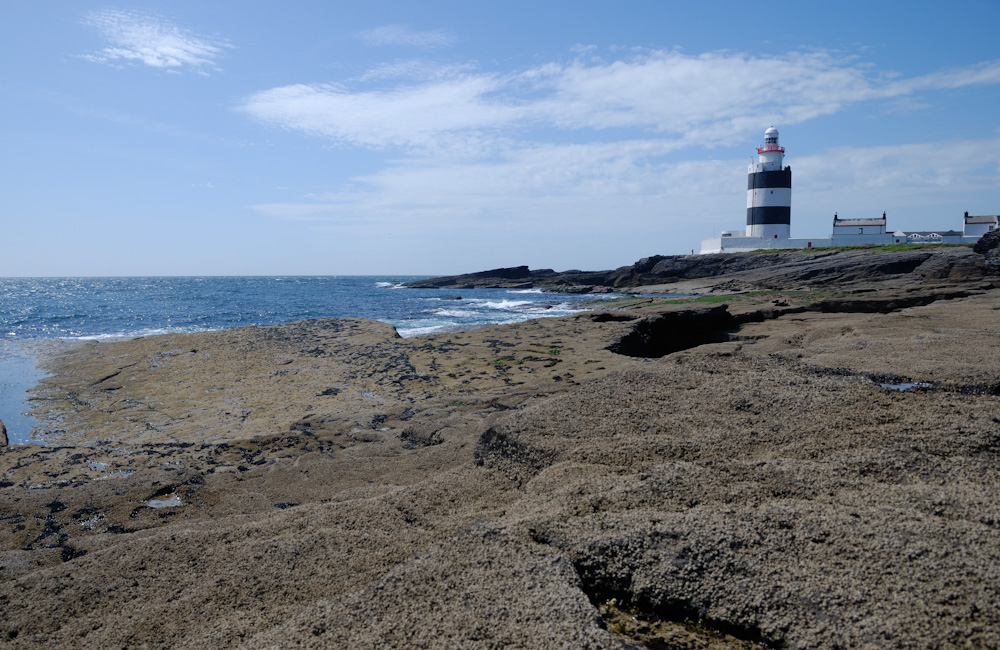 Hook Head (irisch Rinn Duáin) ist der Name einer am Ostufer des Waterford Harbour im County Wexford, Republik Irland, gelegenen Halbinsel und des an ihrer Spitze befindlichen Leuchtturms. Bei gutem Wetter kann man vom Leuchtturm aus das auf der gegenüberliegenden Seite der Einfahrt zum Waterford Harbour gelegene Fischerdorf Dunmore East sehen. Die Halbinsel ist aufgrund ihrer zahlreichen kleinen und größeren Strände zudem ein beliebtes Ausflugsziel. Von der Stadt Waterford im Westen ist der Leuchtturm über die Fähre bei Passage East zu erreichen. Das Leuchtfeuer wurde im 13. Jahrhundert an einer ursprünglich von Mönchen gegründeten Niederlassung errichtet und ist damit eines der ältesten in Europa und das älteste in Irland. [1] Die Leuchtturmspitze wurde 1810 auf das bis zu drei Meter dicke Grundmauerwerk aufgesetzt. Heute kann der Leuchtturm besichtigt werden.