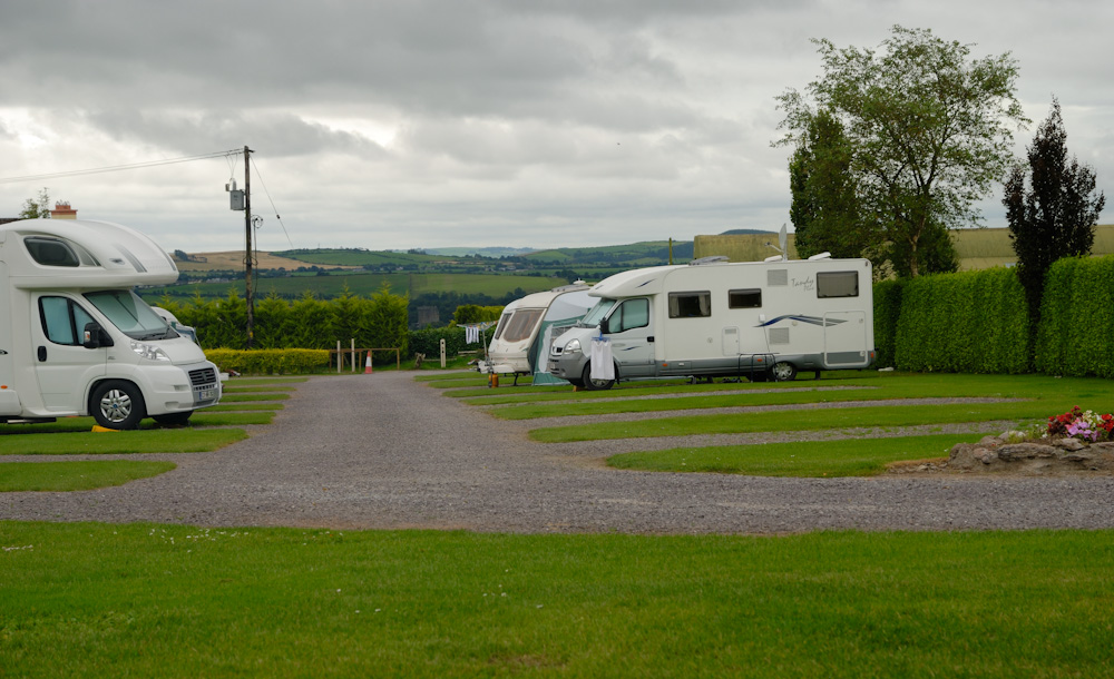 12.08.09 Blarney Camping, hier bleiben wir für 2 Tage, denn wir müssen erst unser nächstes Missgeschick verarbeiten ! Auf den Weg hierher wollte ich die enge Küstenstrasse entlang fahren, doch leider hatte ein tiefhängender armdicker Ast etwas dagegen und kollidierte mit meiner Markiese. Glücklicherweise wurde nur die Markiese und nicht die Seitenwand des WoMos beschädigt. Wir sehen dies als Warnung ! Die Nebenstrassen in Irland sind nicht geeignet für unser WoMo ! Also wurden die kommenden Ziele umgeplant und nur mehr leichter erreichbare Ziele werden angefahren.