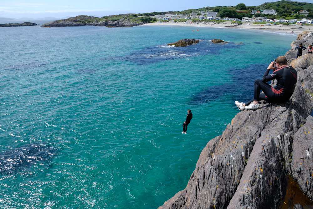 Ring of Kerry, beim O'Carroll's Beach beobachteten wir die Klippenspringer. 15 Meter und mehr ging´s da schon runter, also Respekt!