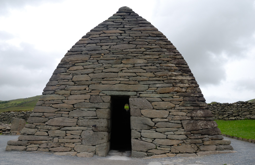 Das Gallarus Oratory liegt im Westen der Dingle-Halbinsel im County Kerry in Irland nahe dem Ort Kilmalkedar, wo im 7. Jahrhundert ein Kloster bestand. Es ist der am besten erhaltene bootförmige, in Trockenmauertechnik errichtete Kraggewölbebau der Insel. Obwohl das Ende des 8. Jahrhunderts entstandene Bethaus als eine der ältesten frühchristlichen Kirchen gilt, ist die Bauweise und das Interieur an ältere Vorbilder angelehnt. Die seitlichen Sitzbänke erinnern sehr an die sardischen Bankaltäre (Molafa). Der fast quadratische Bau misst 6,7 × 5,6 m (innen nur 4,65 × 3,1 m) und ist innen rund 4,25 m hoch. Er hat einen geraden Türsturz und an der Rückseite liegt eine kleine rundbogige Fensternische. V. R. Tiede von der Yale University will herausgefunden haben, dass sich die stets an der Ostseite liegenden Fensteröffnungen am Sonnenlauf orientieren und auf den 17. März und 31. August ausgerichtet sind. In der Nähe steht ein Pillarstone auf einem niedrigen rechteckigen Hügel mit der Ogham-Inschrift: