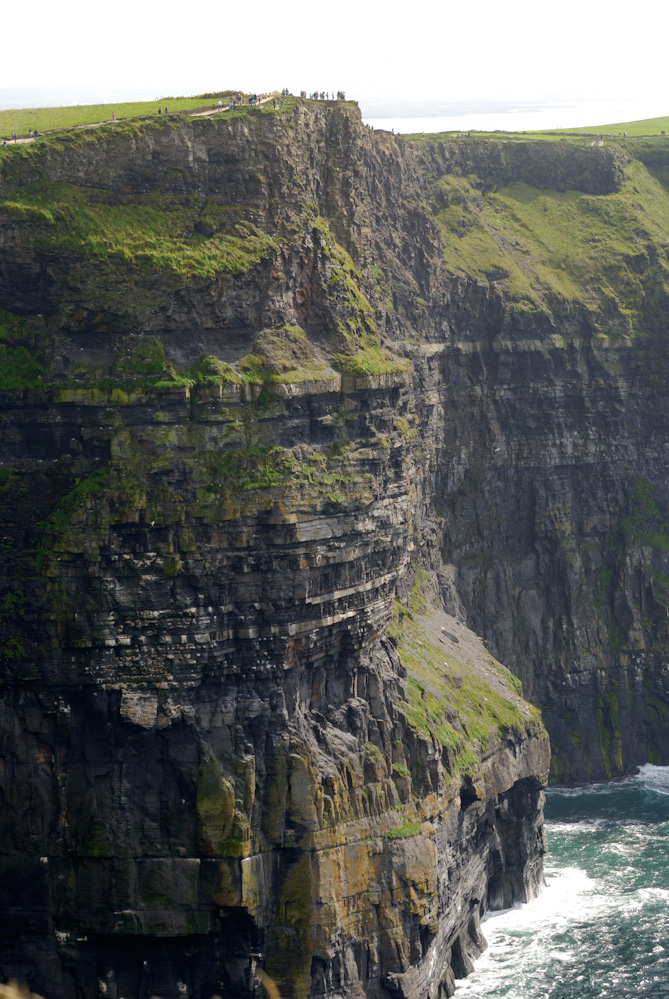 Die Cliffs of Moher (irisch Aillte an Mhothair = Klippen der Ruine) sind die bekanntesten Steilklippen Irlands. Sie liegen an der Südwestküste Irlands im County Clare nahe der Ortschaften Doolin (nördlich der Klippen) und Liscannor (südlich der Klippen). Die Klippen ragen an vielen Stellen nahezu senkrecht aus dem atlantischen Ozean und erstrecken sich über eine Länge von über acht Kilometern. Am Südende, dem Hag's Head, haben sie eine Höhe von ungefähr 120?m, nördlich des O'Brien's Tower erreichen sie sogar 214?m. Der O'Brien's Tower liegt etwa auf der Hälfte der Strecke und wurde 1835 von Sir Cornellius O'Brien als Wachturm gebaut. Bei guter Sicht kann man von dort aus die Aran Islands und mitunter auch über die Galway Bay sehen. Jenseits dieser liegen die Maumturk-Berge in Connemara. Am Kliff leben fast ausschließlich Vögel, eine Zählung ergab 30.000 Tiere in 29 Arten. Die interessantesten sind die berühmten atlantischen Papageientaucher, die in großen Kolonien an isolierten Stellen des Kliffs und auf Goat Island leben. Man findet auch Falken, Möwen, Krähenscharben und Alke.