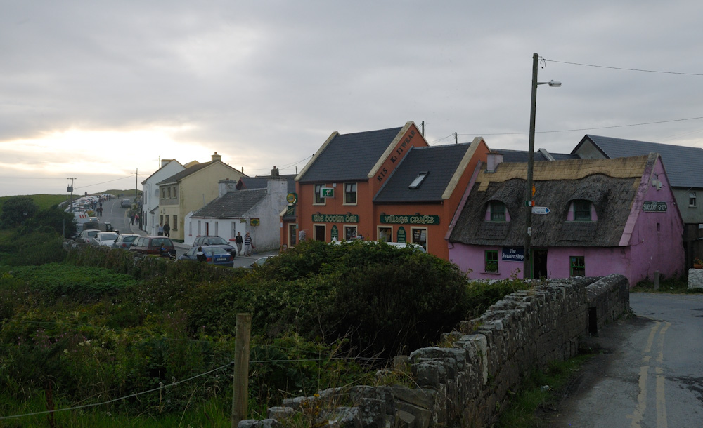 ...zur Fisherstreet: Doolin (irisch Dúlainn) ist ein kleiner Fischerort im County Clare in Irland am Atlantischen Ozean. Es ist als Zentrum traditioneller irischer Musik bekannt, die fast täglich in den drei Pubs des Ortes live gespielt wird. Die Entwicklung Doolins zu einem Musik-Mekka geht auf die drei aus Doolin stammenden Russell-Brüder Micko, Packie und Gussie zurück: Alle selbst begnadete Musiker, veranstalteten sie in den 60er Jahren immer wieder Sessions in den lokalen Pubs, zu denen sie stets auch andere hervorragende Musiker aus ganz Irland, später aus der ganzen Welt, einluden. Der Ort teilt sich in zwei Teile: Der sogenannte "Upper Part" (Roadford) hat zwei Pubs (Mc Gann's, McDermott's), Restaurant, Café und einen Campingplatz; der andere Teil ist "Fisher Street" und liegt etwa einen Kilometer entfernt. Hier befinden sich der dritte und älteste Pub (O'Connors) und Geschäfte.