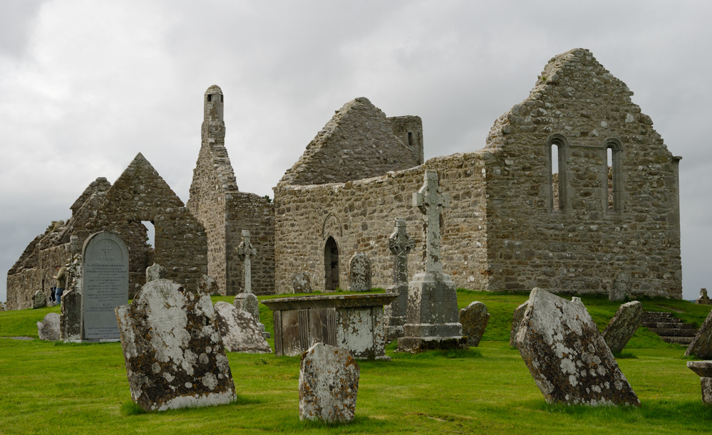 Clonmacnoise (irisch: Cluain Mhic Nóise, „Wiese der Söhne des Nóise“) ist eine einzigartige Klosterruine im County Offaly, am Fluss Shannon in der Republik Irland gelegen. Die Geschichte des Klosters reicht zurück ins 6. Jahrhundert n. Chr. Heute ist die Anlage eine der meistbesuchten touristischen Attraktionen der grünen Insel. Die ehemalige Klosteranlage liegt nur wenige Kilometer südlich der nahe dem Inselmittelpunkt liegenden Stadt Athlone.