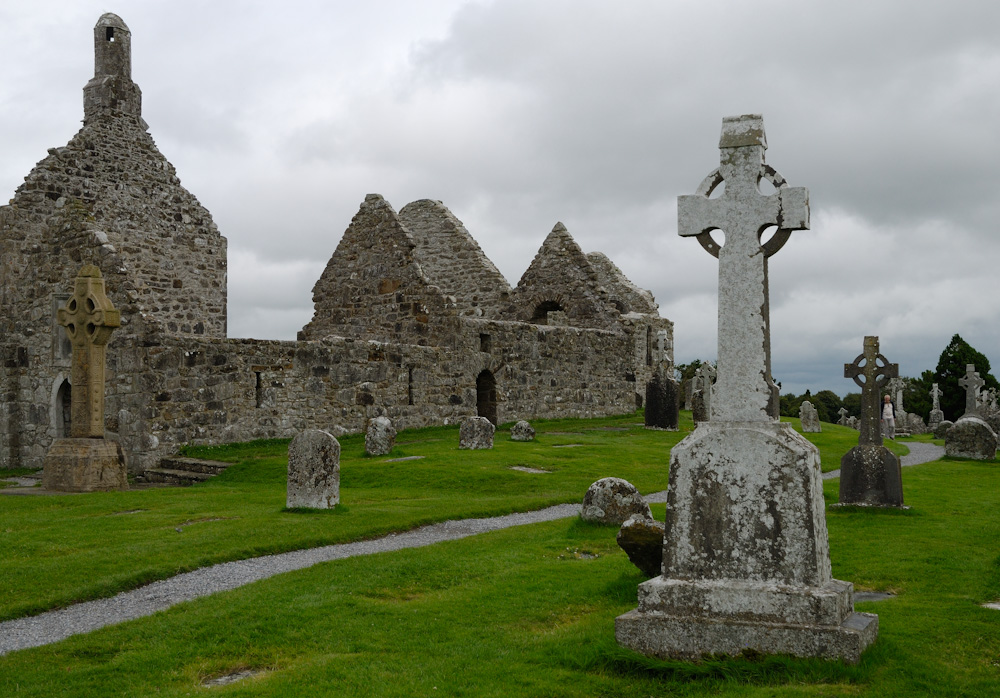 Clonmacnoise wurde zu einem geistlichen und geistigen aber auch handwerklichen Zentrum Irlands. Viele, noch heute bekannte Schriftstücke weisen auf die Bedeutung des Klosters hin. Die Werkstätten schufen besonders schöne Gegenstände, insbesondere Bischofsstäbe oder Reliquienbehälter. Die größte Ausdehnung hatte die Anlage im 12. Jahrhundert n. Chr.
Normannenburg bei Clonmacnoise am Shannon. Damit begann aber auch bereits der Niedergang. Als erstes traten die Wikinger unter Turgesius in Erscheinung, dann plünderten die Normannen das Kloster mehrmals und brandschatzten es. Über 100 Häuser wurden eingeäschert.