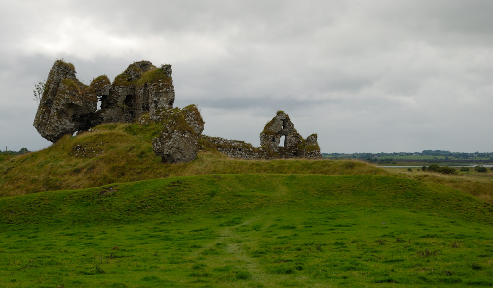 Die Normannen waren es auch, die in unmittelbarer Nähe des Klosters eine Burg errichteten, deren Überreste auch heute noch auf dem kleinen Hügel über dem Shannon thronen.