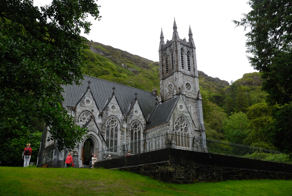 Die Neugotische Kirche bei Kylemore Abbey. Die Kirche hat die Form einer Miniaturkathedrale mit einer Krypta und Engelswasserspeiern. Im Innern der Kirche werden die Bögen von Blöcken aus Connemaramarmor gestützt.